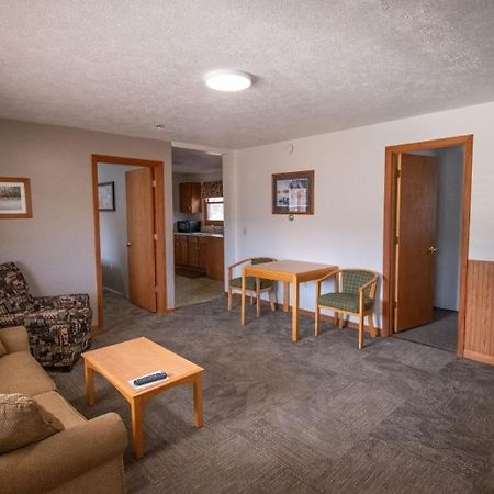 מוניסינג The Superior Motel מראה חיצוני תמונה