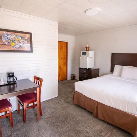 מוניסינג The Superior Motel מראה חיצוני תמונה