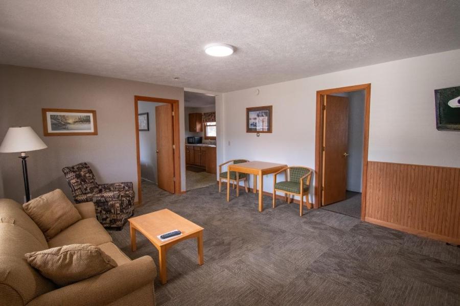 מוניסינג The Superior Motel מראה חיצוני תמונה