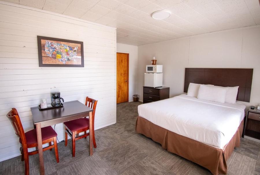 מוניסינג The Superior Motel מראה חיצוני תמונה